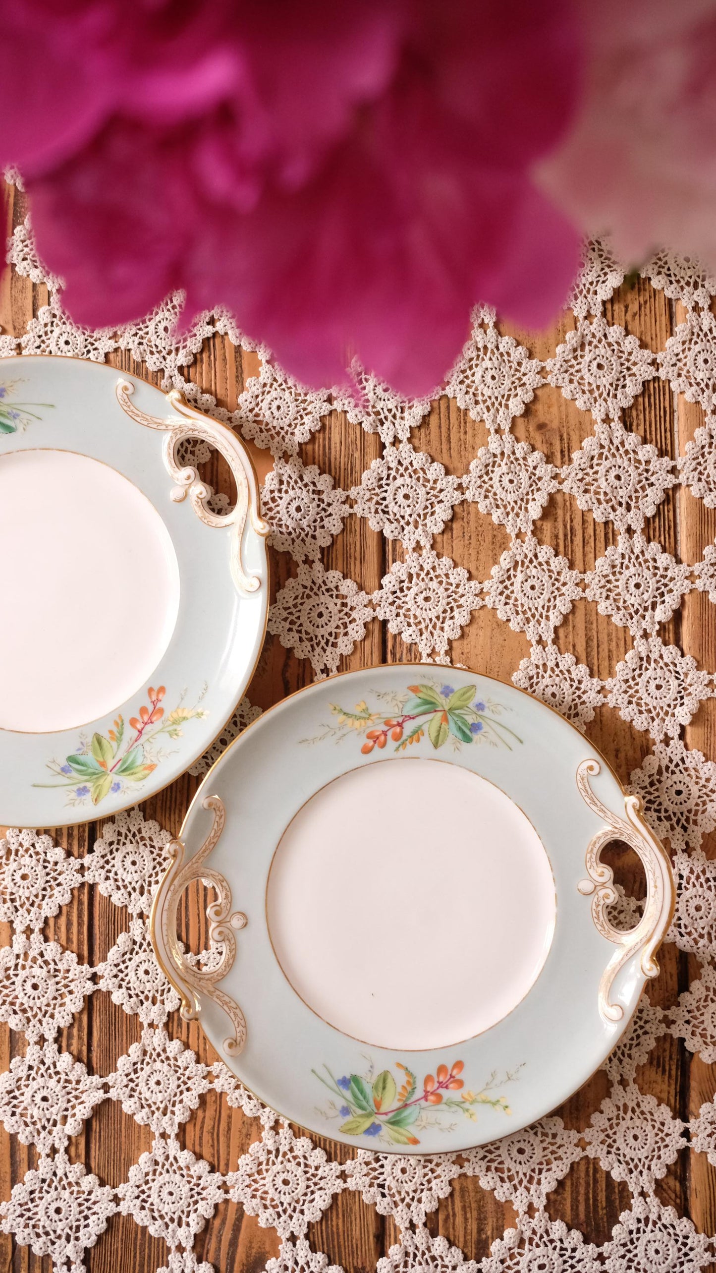 Lot de deux assiettes de service vintage en porcelaine