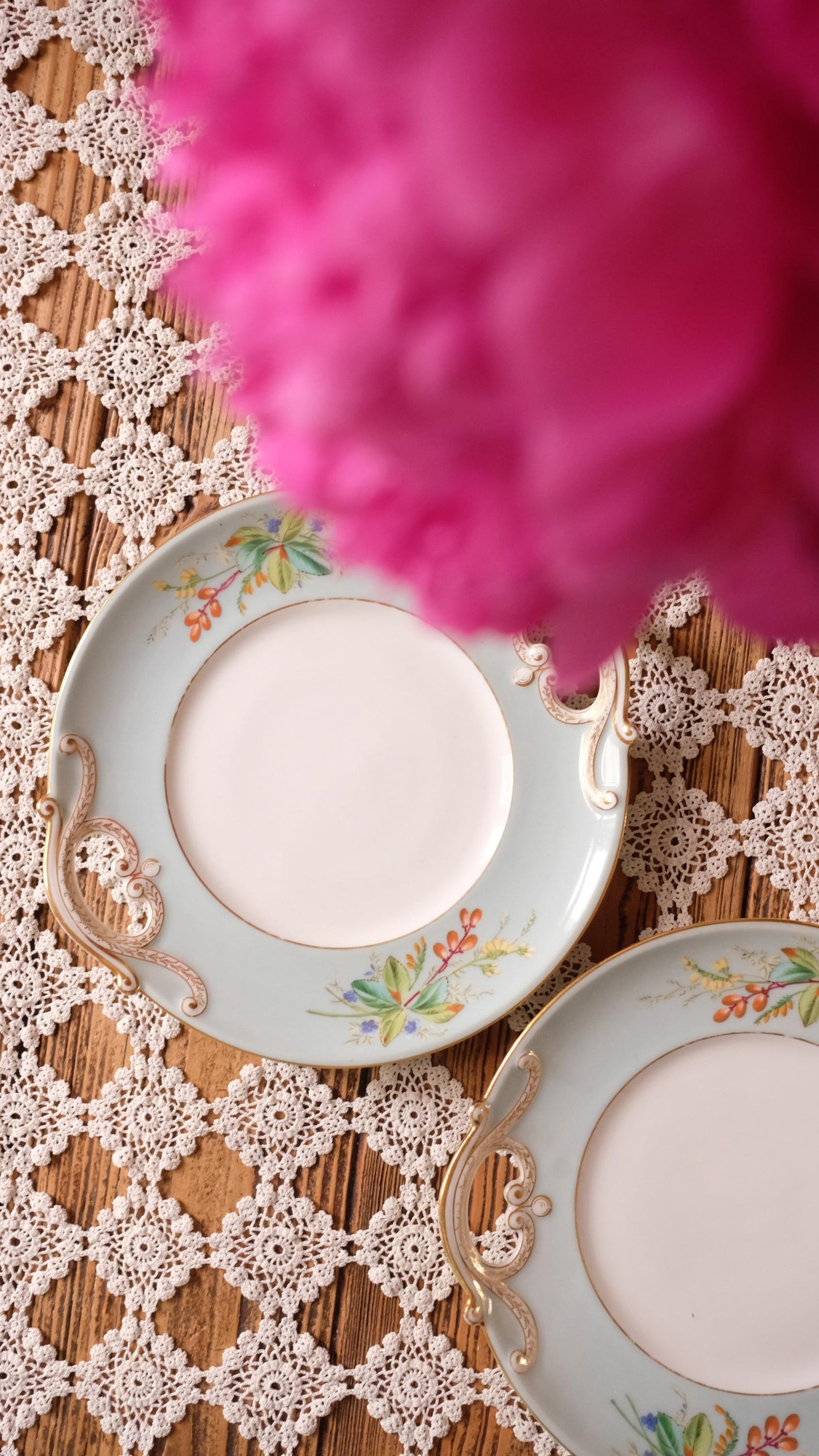Lot de deux assiettes de service vintage en porcelaine