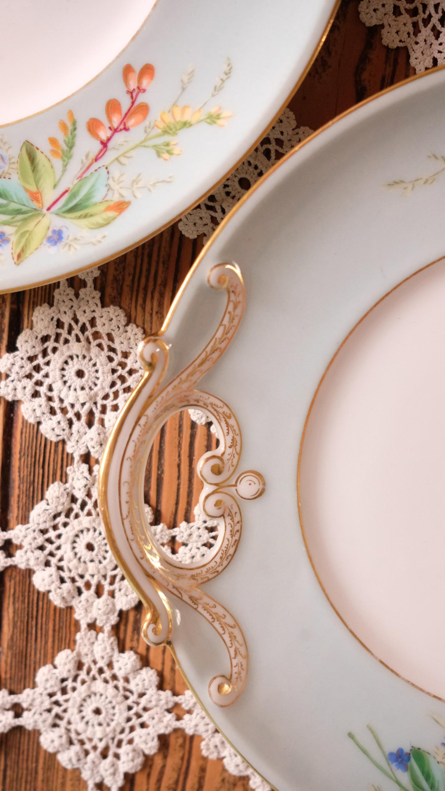 Lot de deux assiettes de service vintage en porcelaine