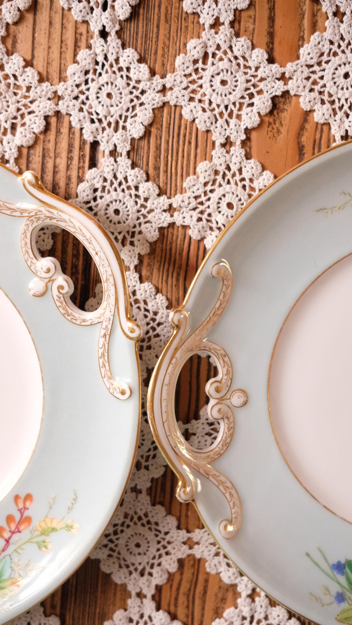 Lot de deux assiettes de service vintage en porcelaine