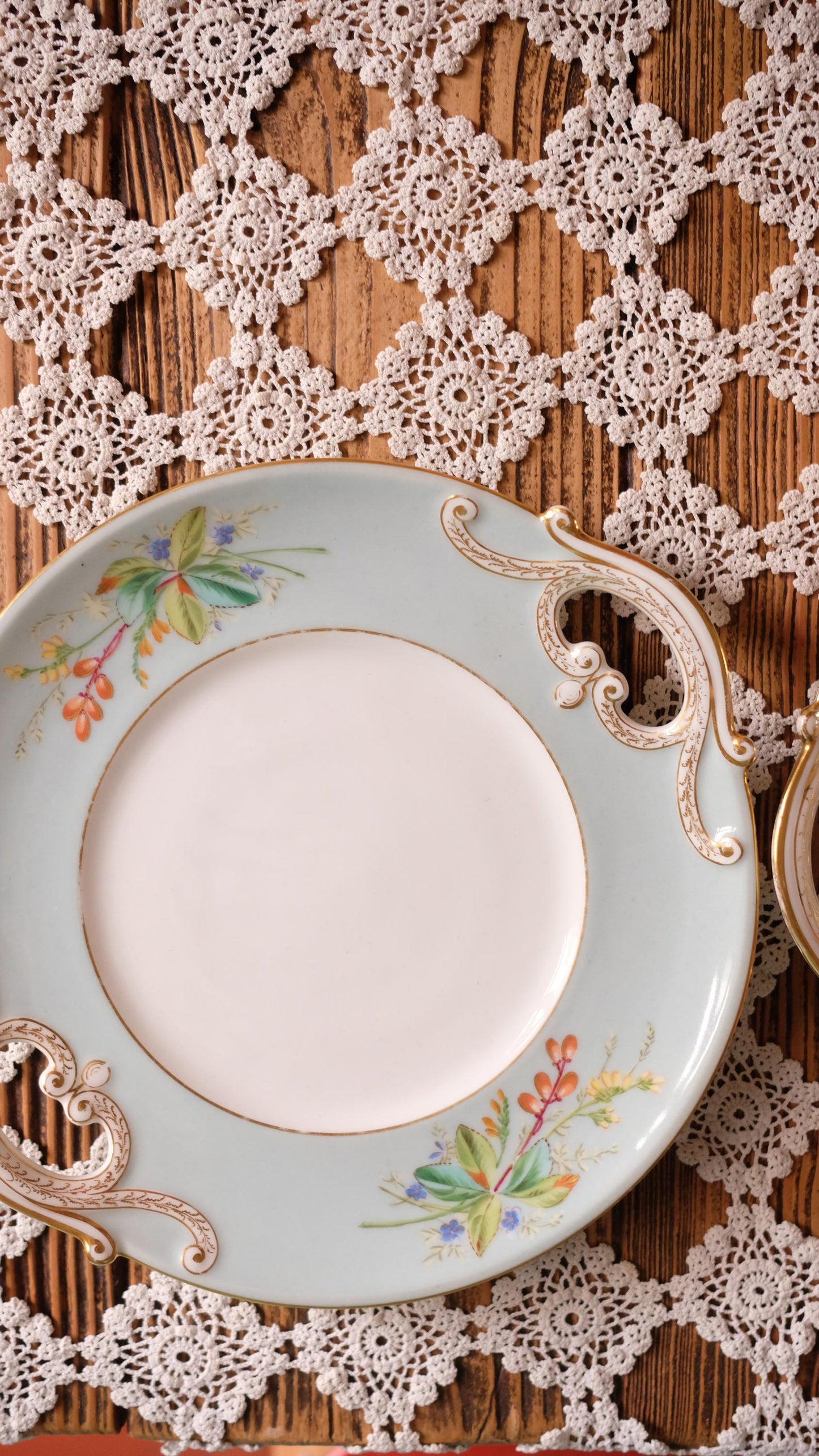 Lot de deux assiettes de service vintage en porcelaine