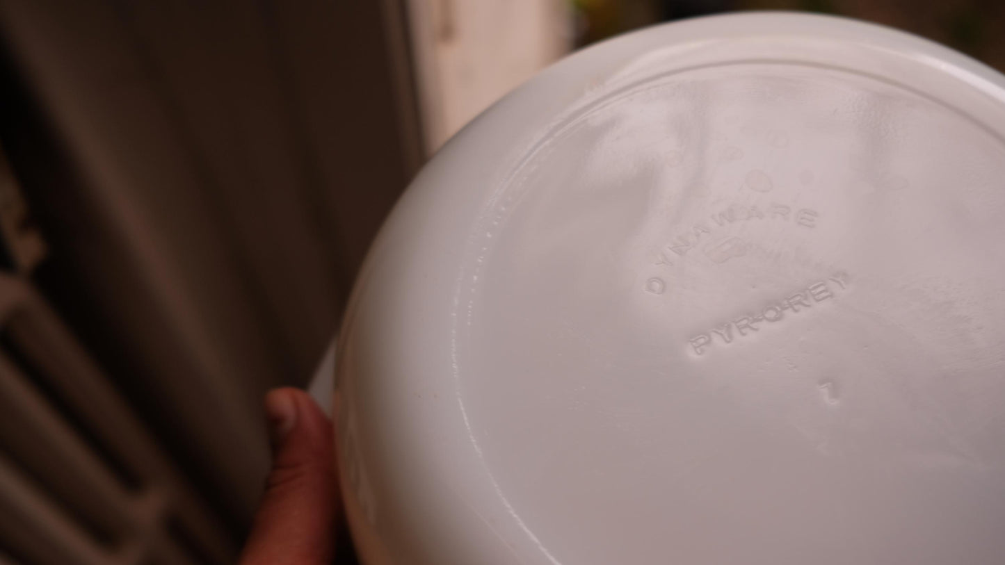 Plat en pyrex vintage Pyrorey