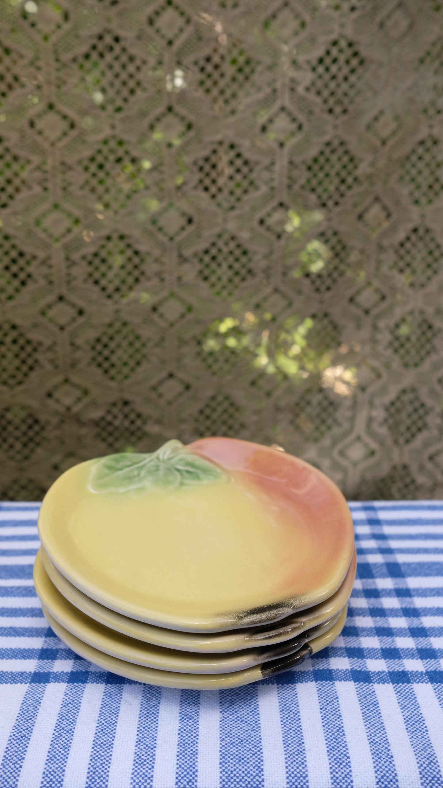 Lot de quatre assiettes à dessert en forme de pommes