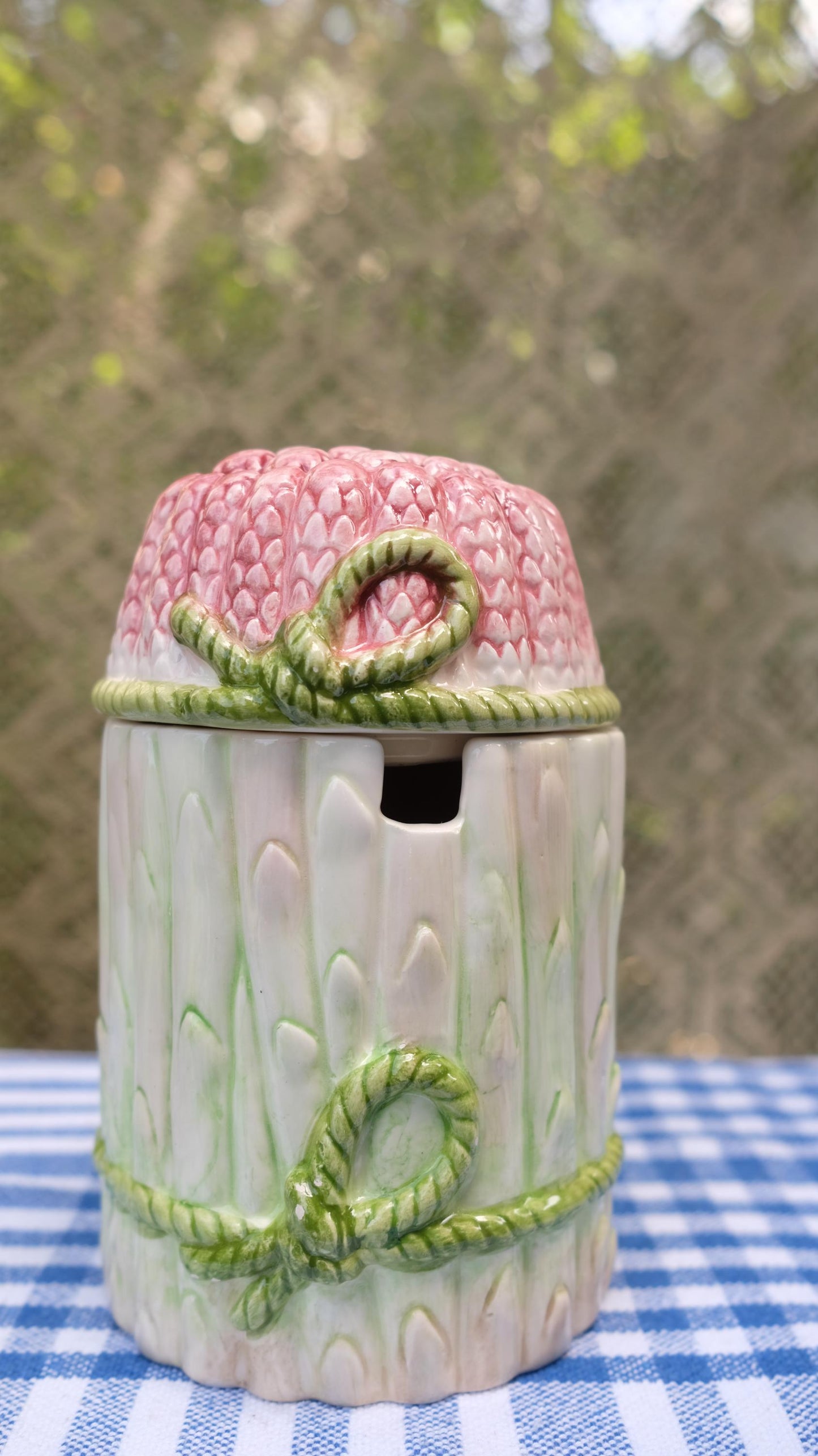 Pot en barbotine en forme de botte d'asperges