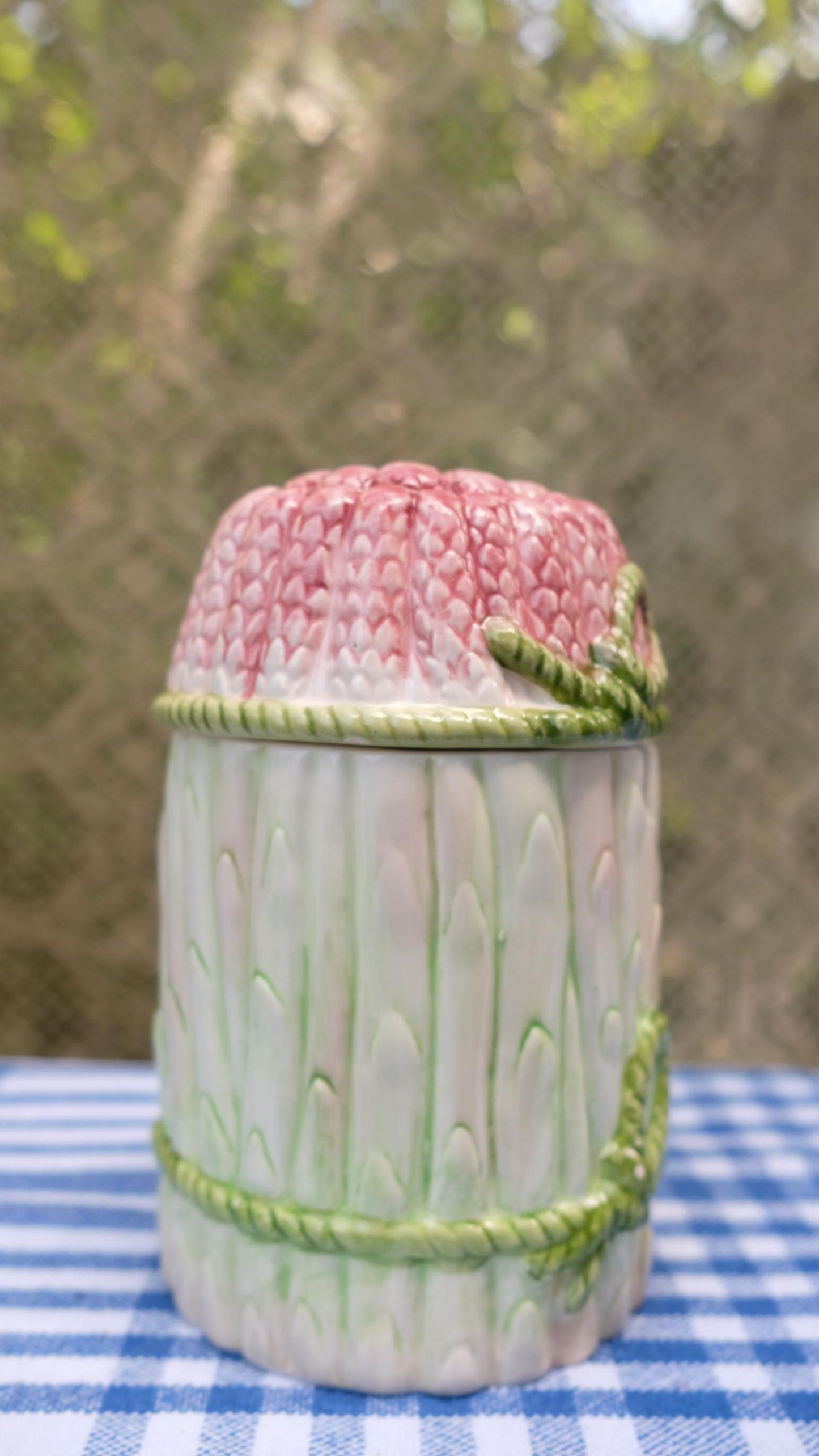 Pot en barbotine en forme de botte d'asperges