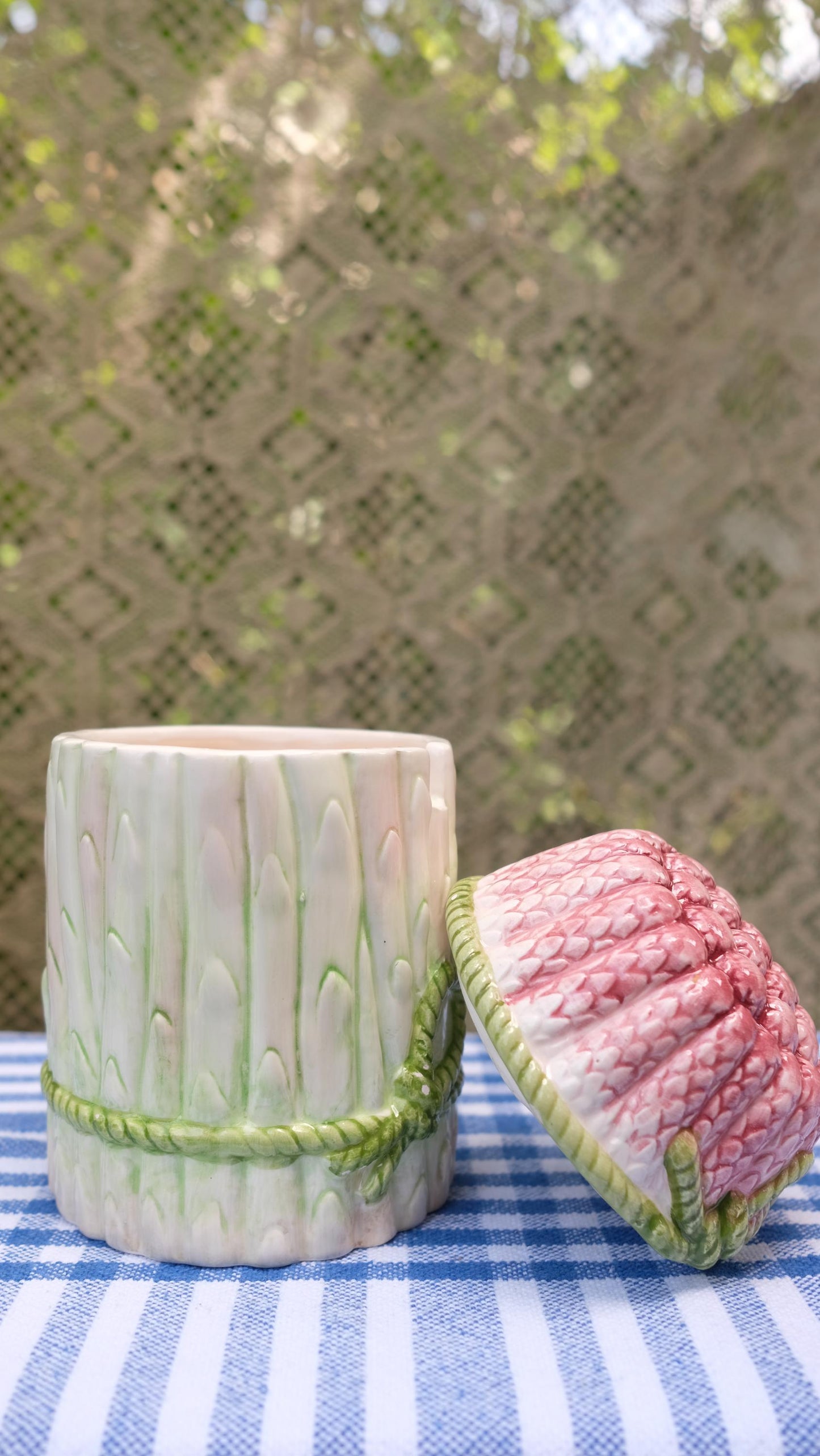 Pot en barbotine en forme de botte d'asperges