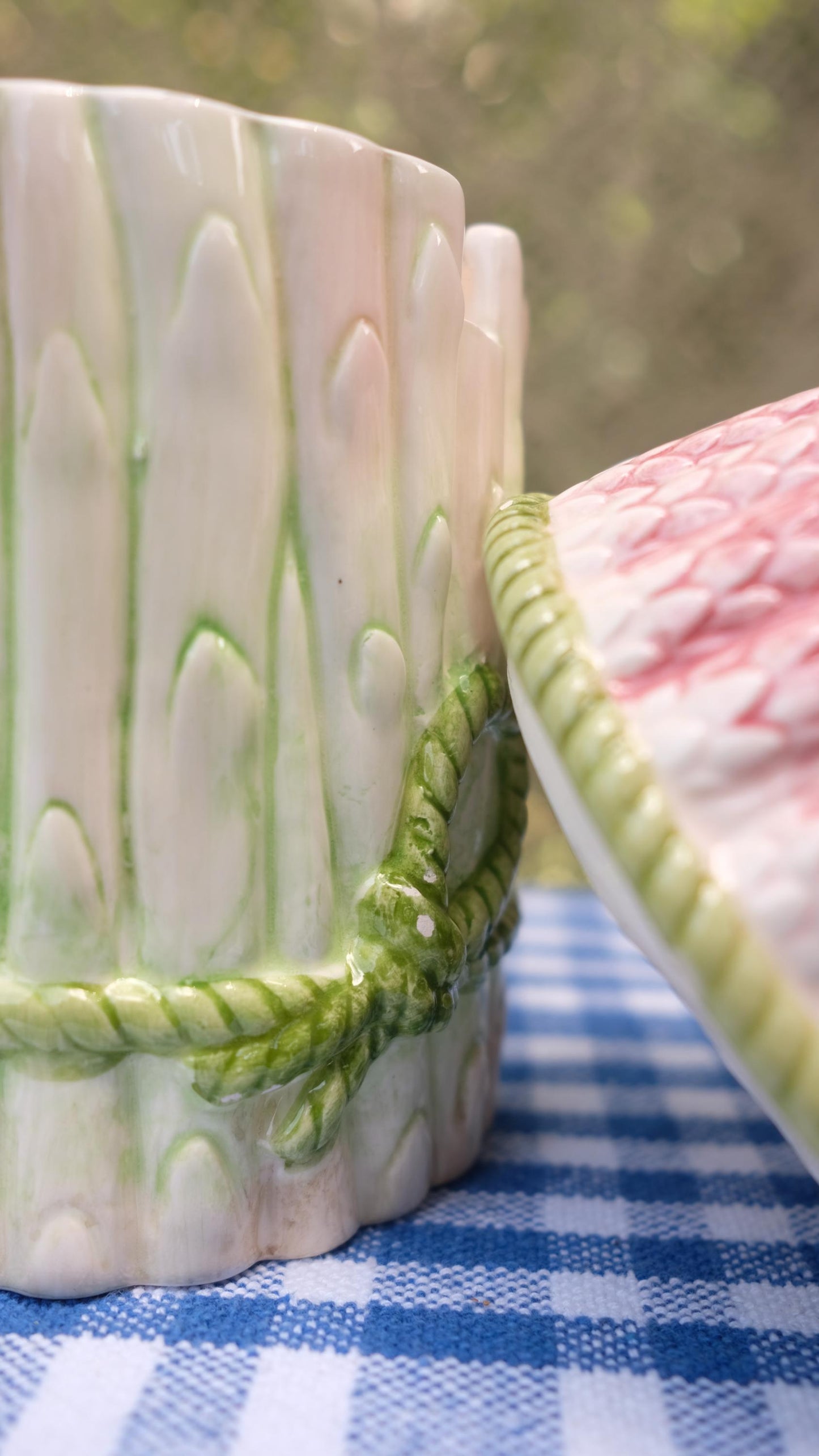 Pot en barbotine en forme de botte d'asperges