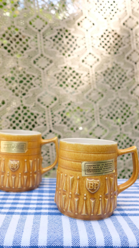 Lot de deux tasses/choppes publicitaires BP vintage en céramique fabriquées au Portugal