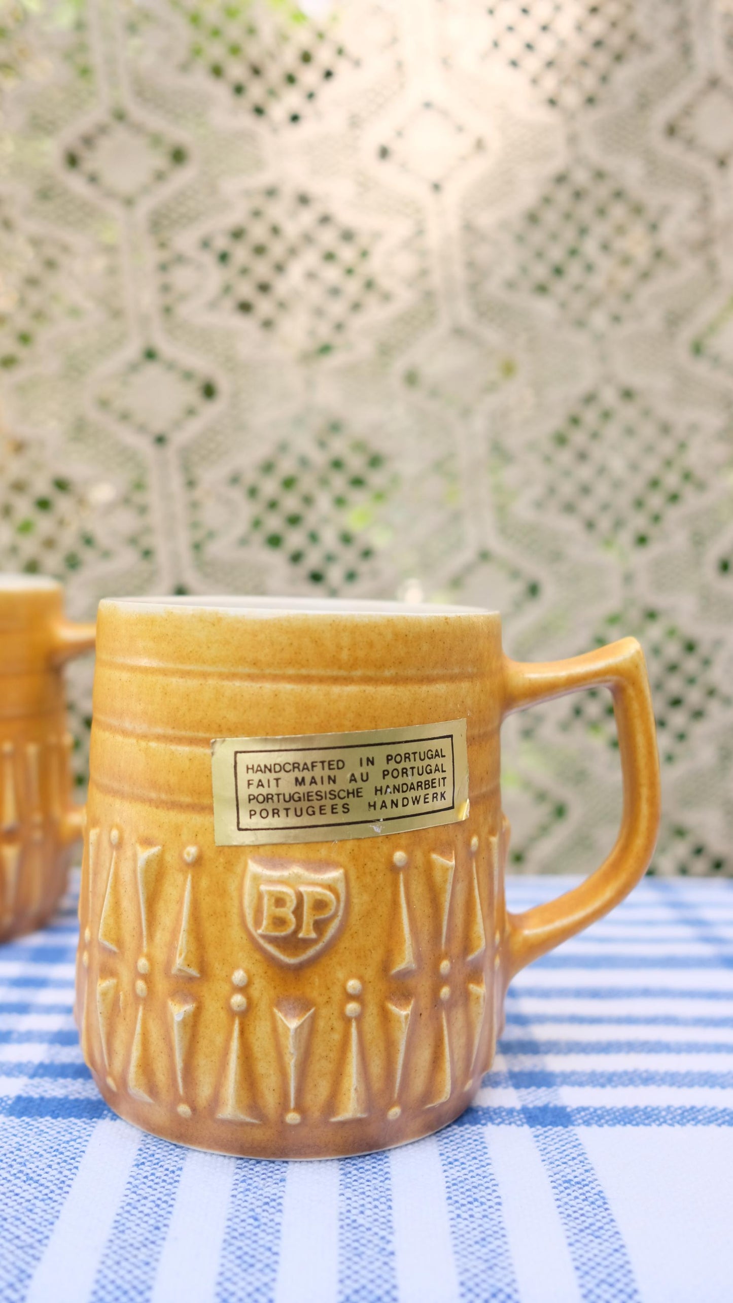 Lot de deux tasses/choppes publicitaires BP vintage en céramique fabriquées au Portugal