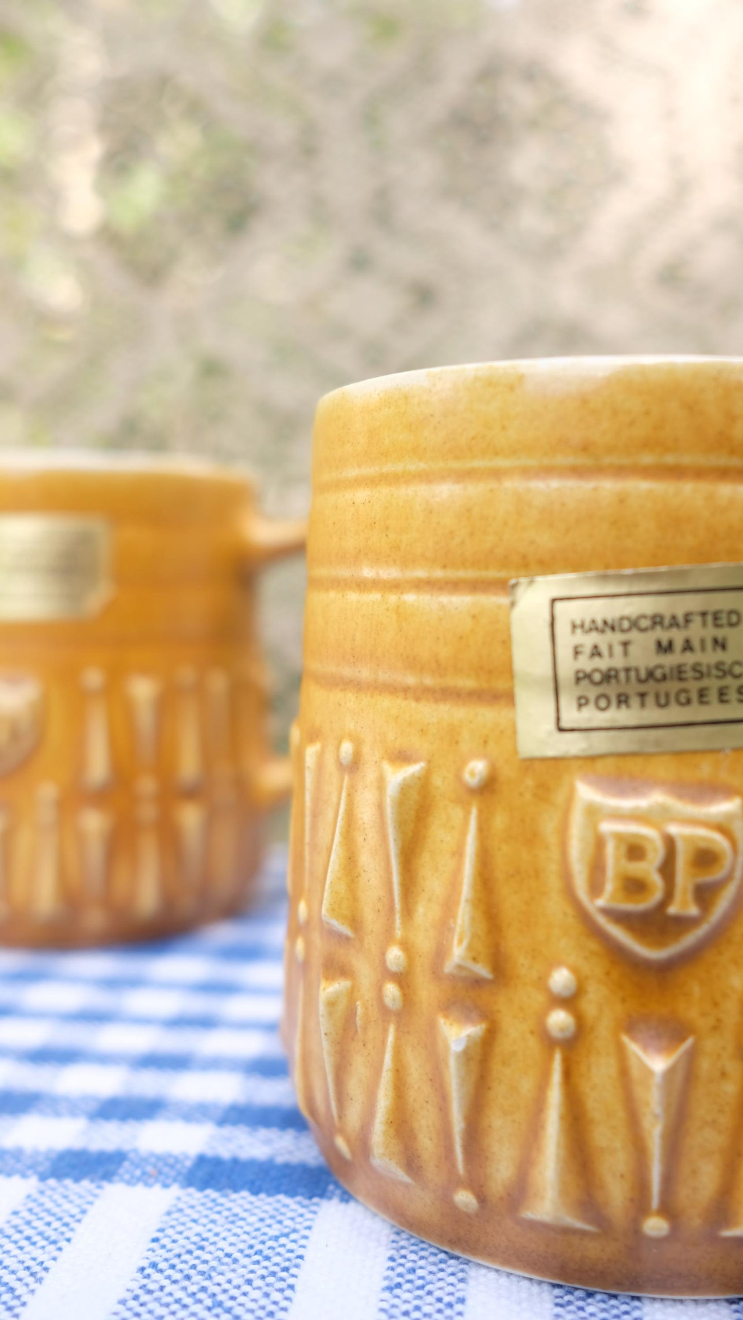 Lot de deux tasses/choppes publicitaires BP vintage en céramique fabriquées au Portugal
