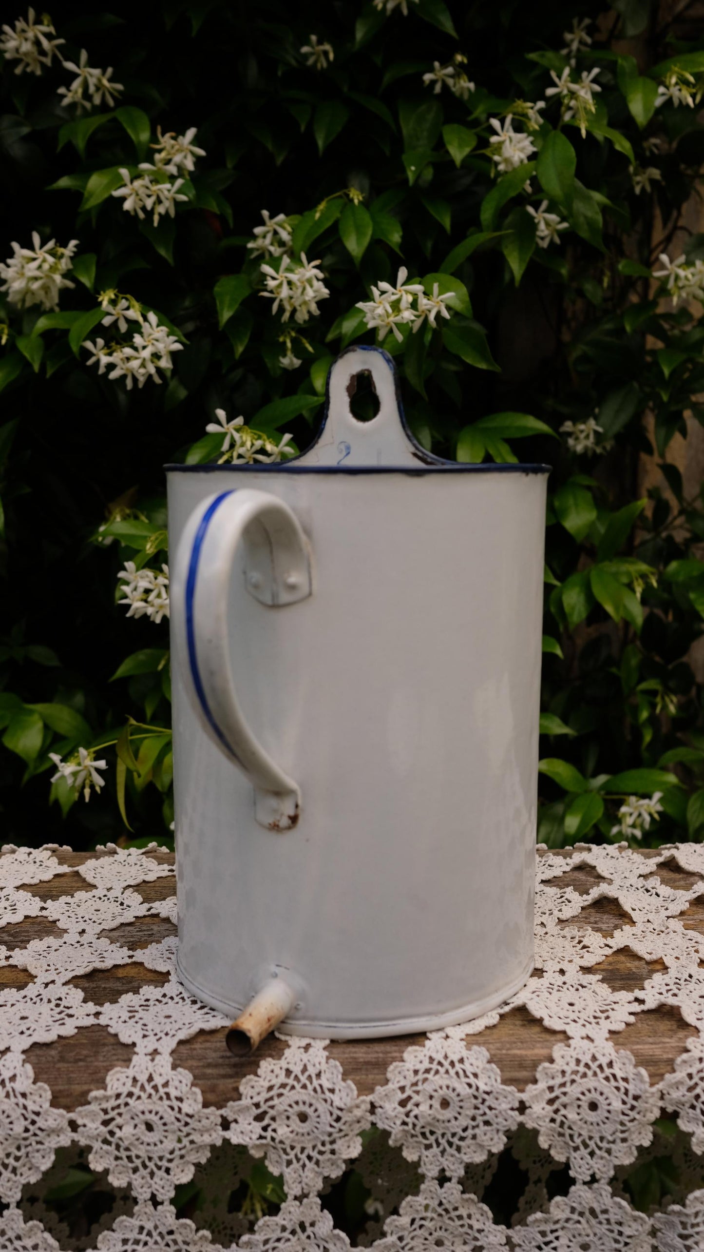 Bock à lavement vintage en tôle émaillée
