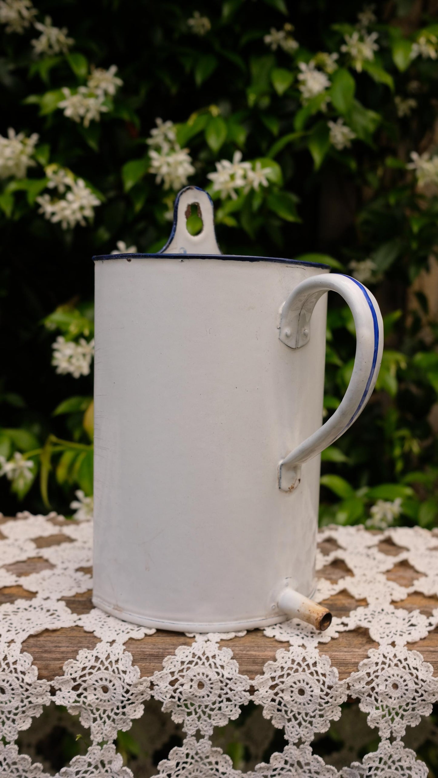 Bock à lavement vintage en tôle émaillée