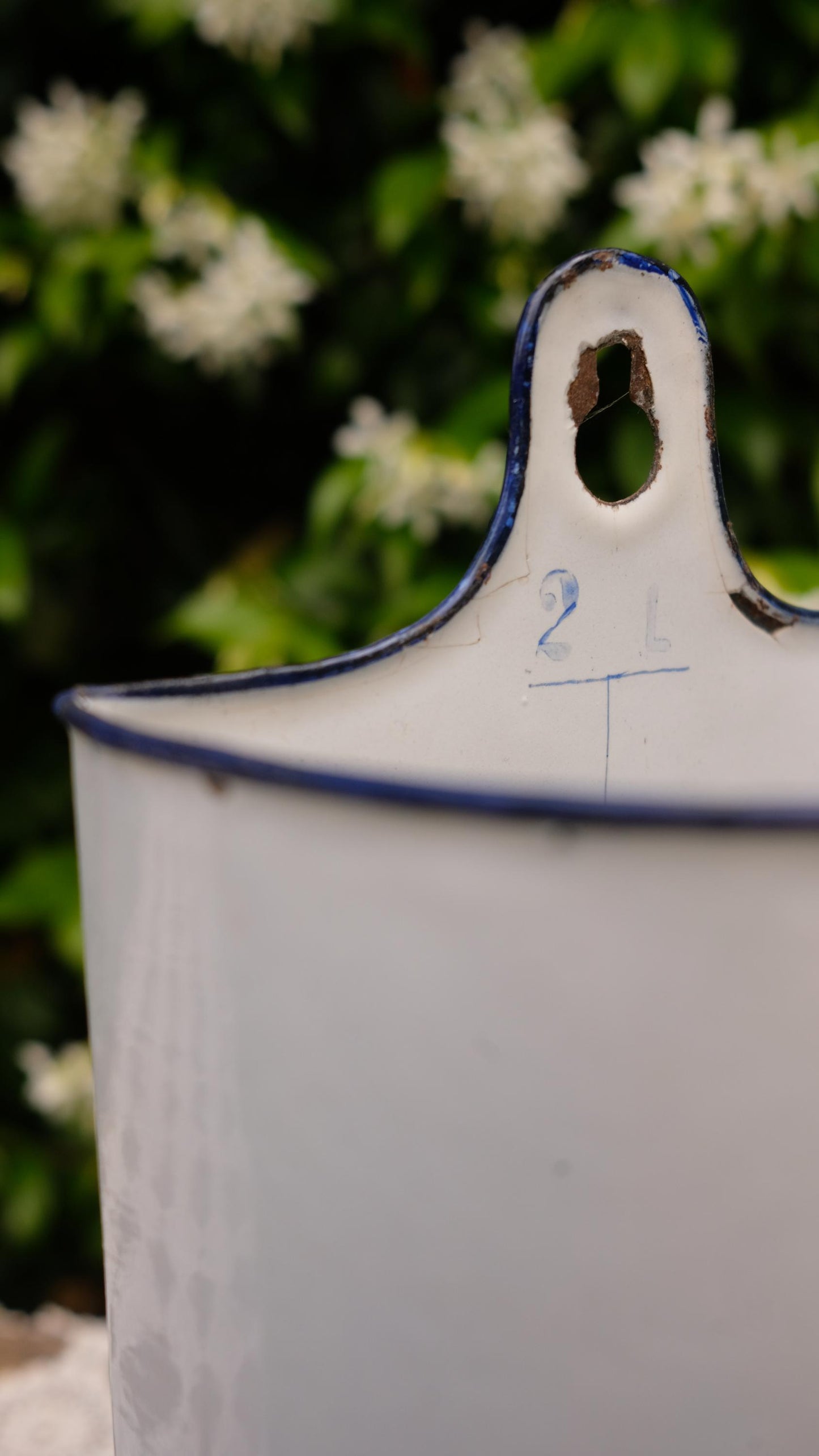 Bock à lavement vintage en tôle émaillée
