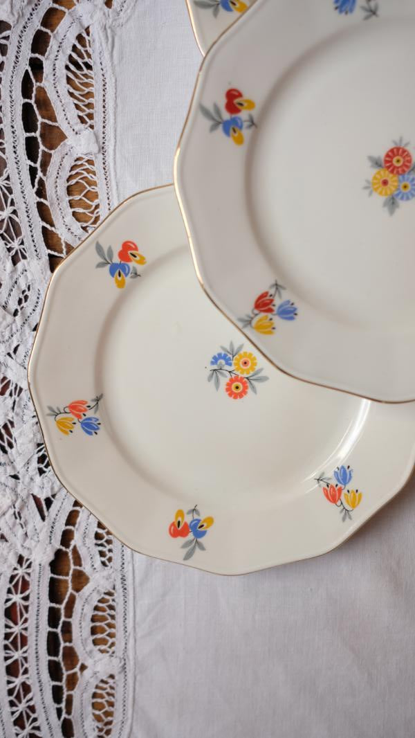 Assiettes à dessert motifs fleuris