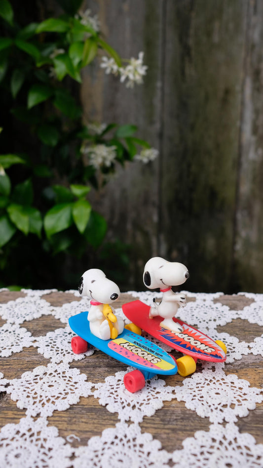 Lot de deux figurines snoopy skater aviva vintage