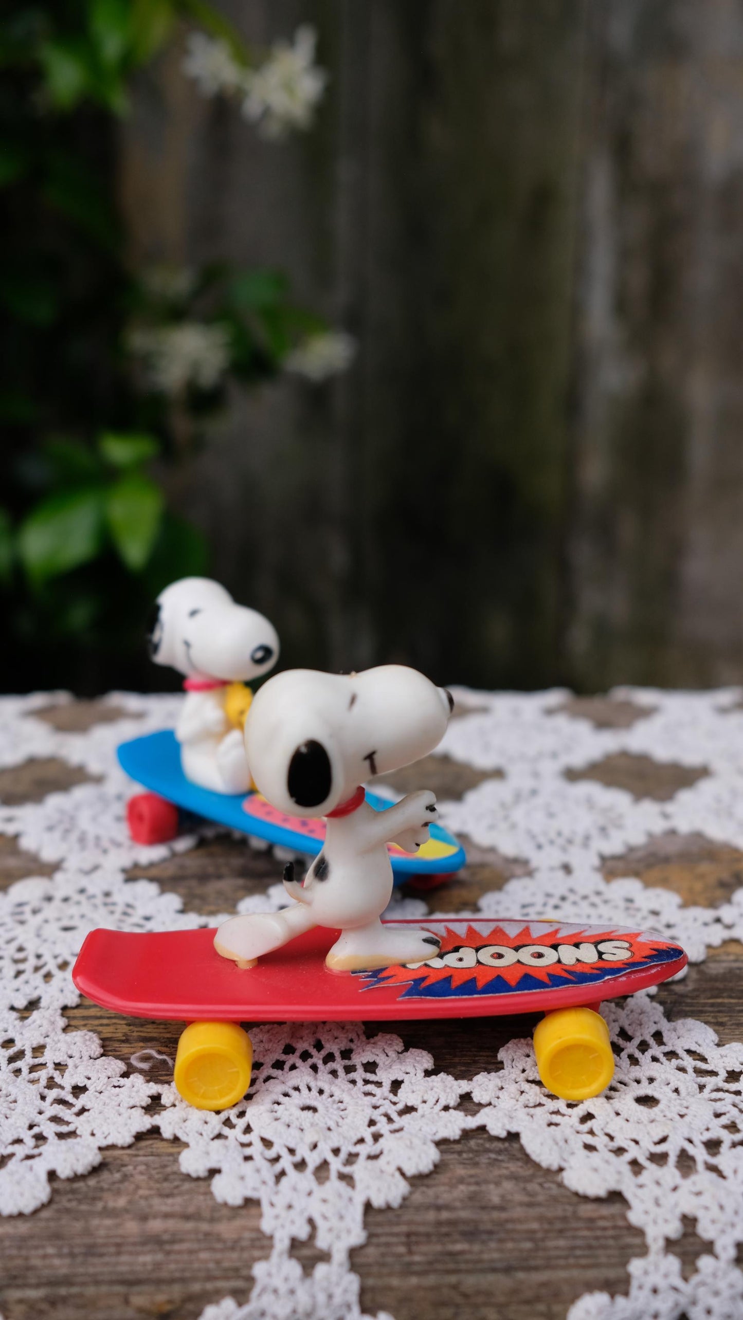 Lot de deux figurines snoopy skater aviva vintage