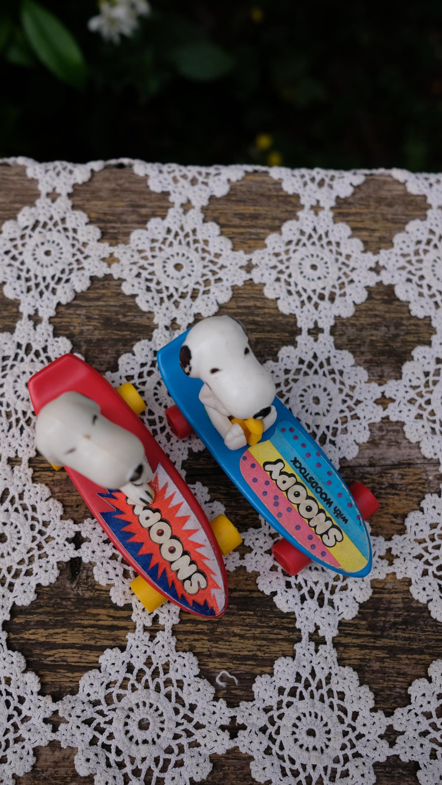 Lot de deux figurines snoopy skater aviva vintage
