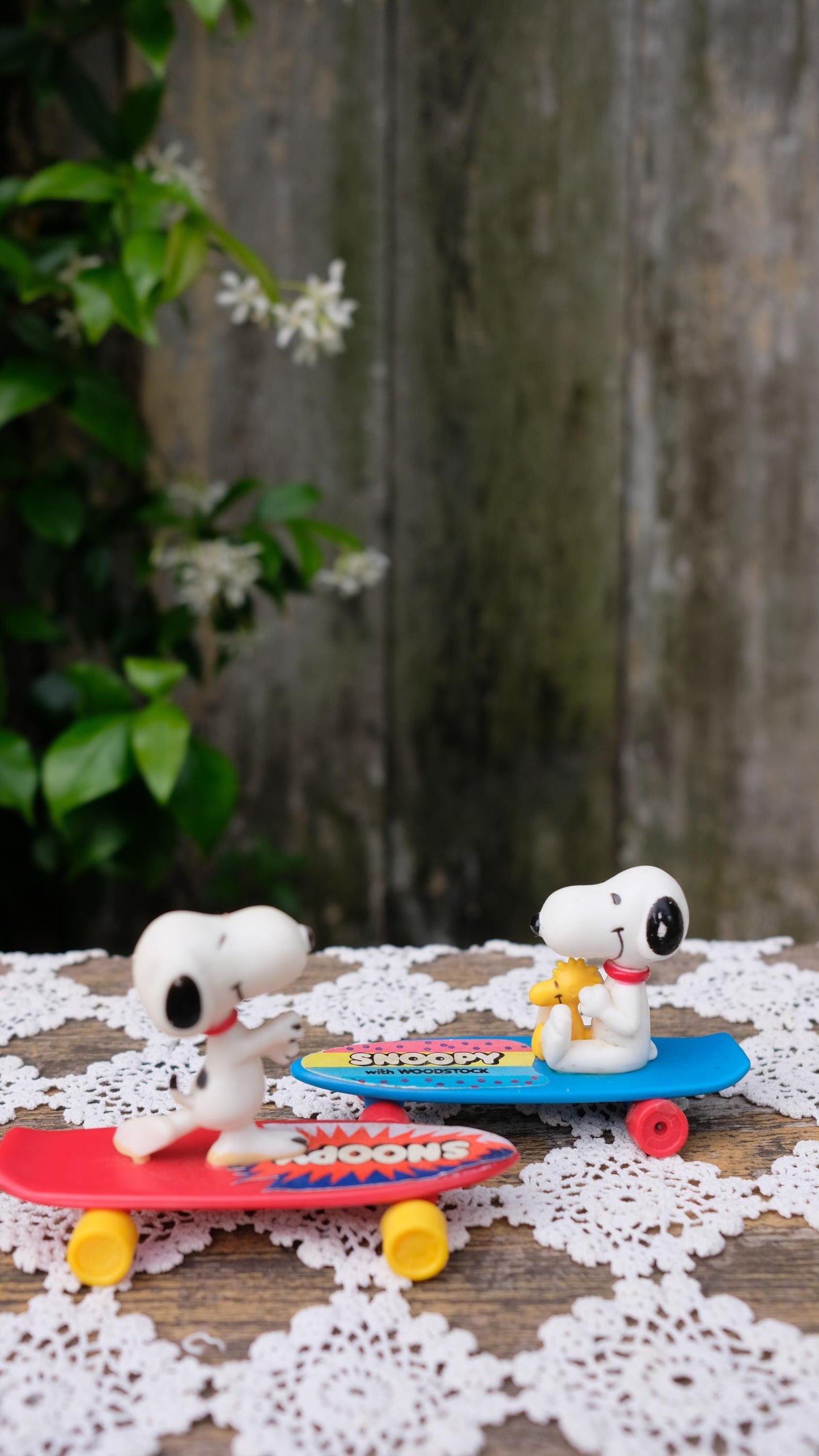 Lot de deux figurines snoopy skater aviva vintage