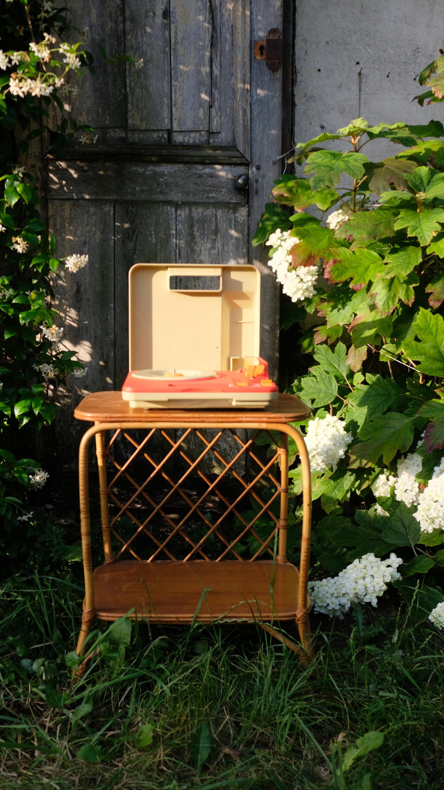 Chevet/Bout de canapé vintage en rotin