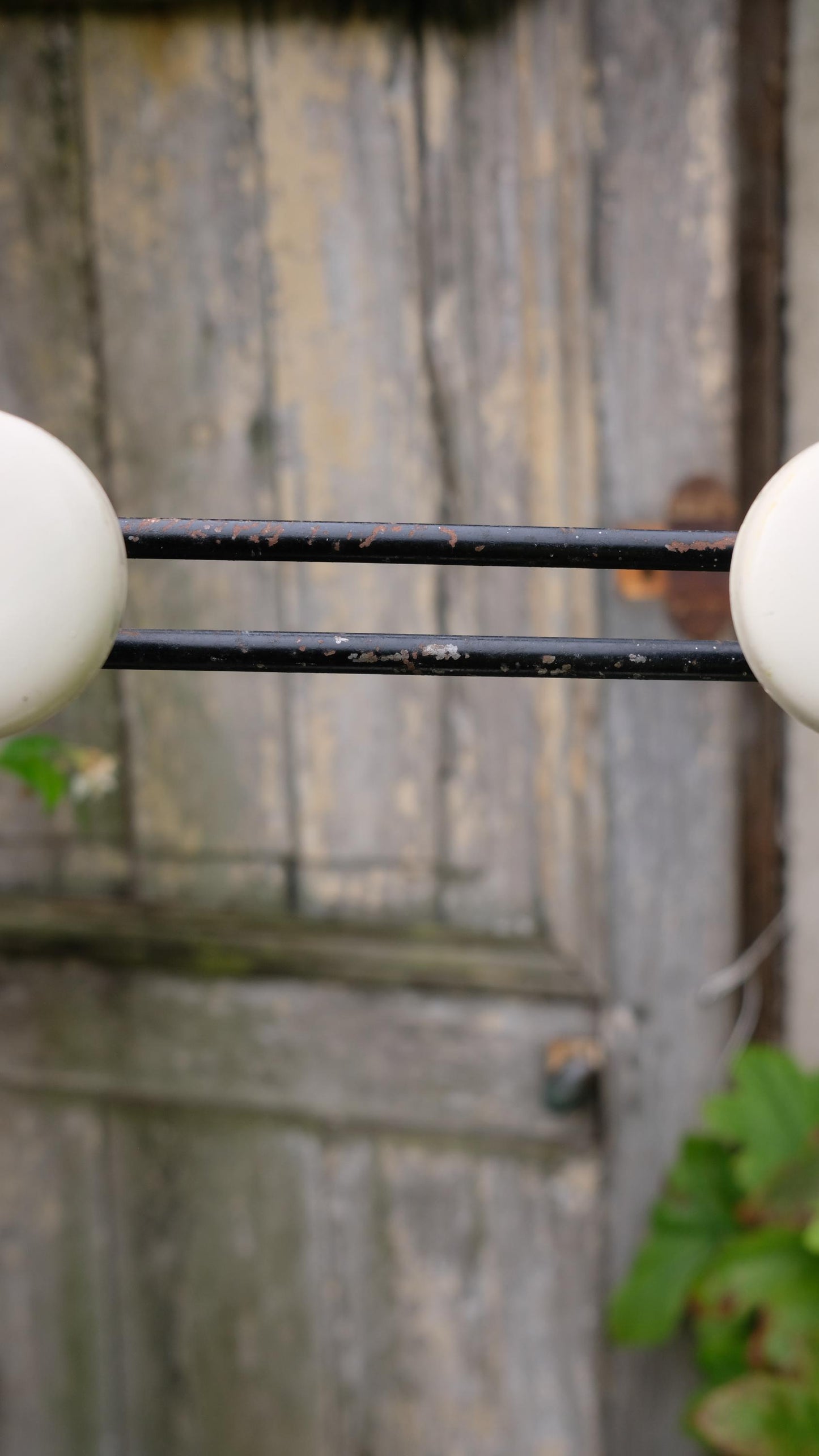 Patère noire et blanche vintage en métal