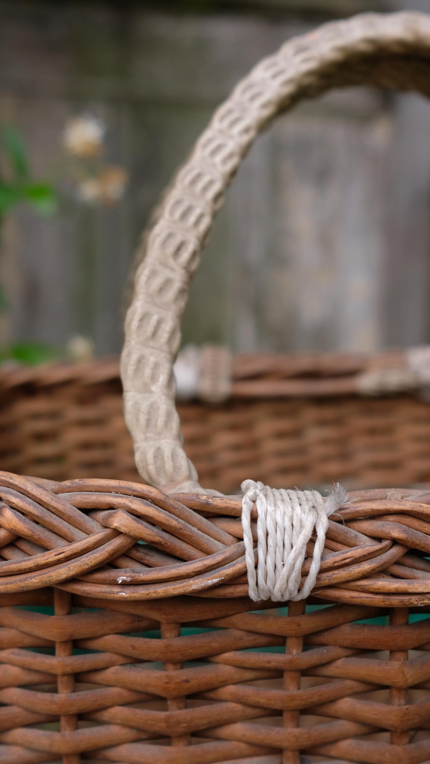 Grand panier vintage en osier et plastique