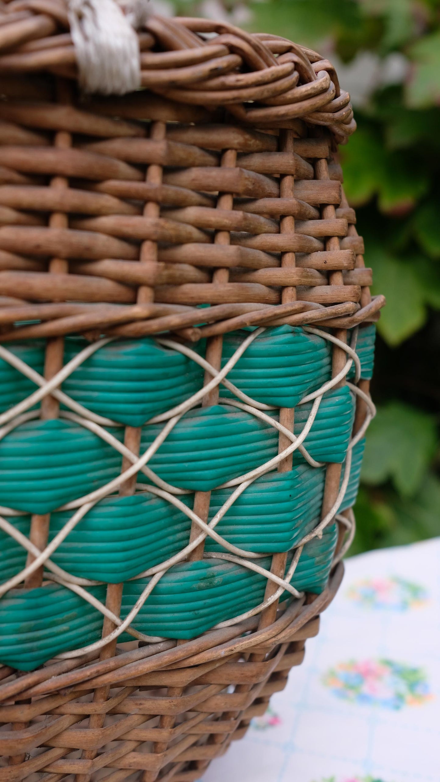 Grand panier vintage en osier et plastique