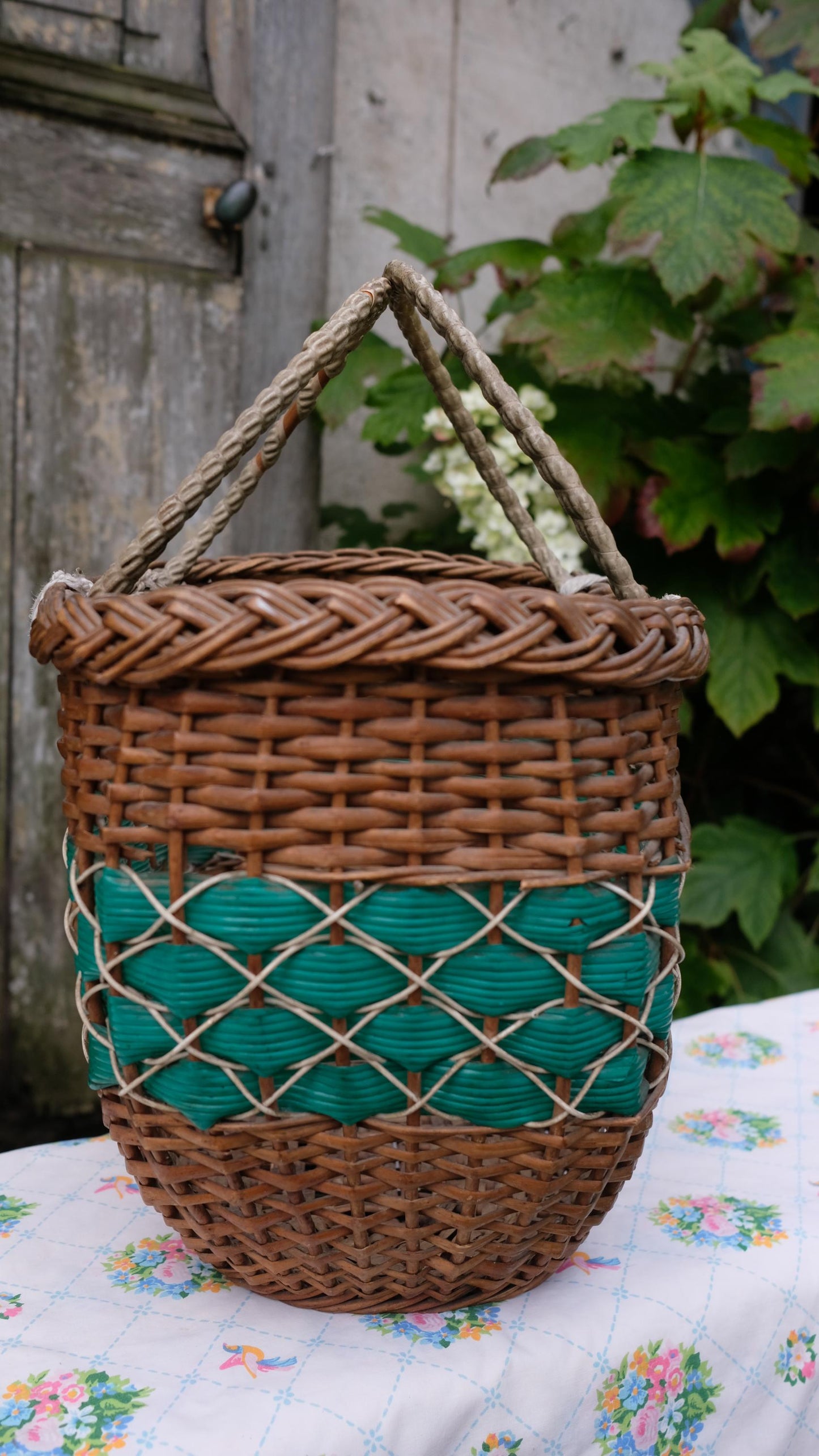 Grand panier vintage en osier et plastique