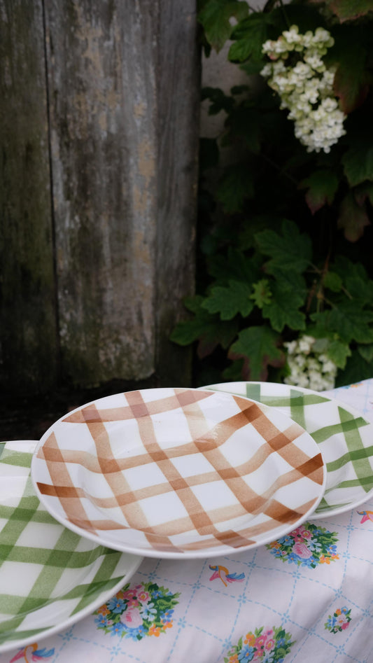 Lot de trois assiettes creuses Moulin des loups vintage motif carreaux