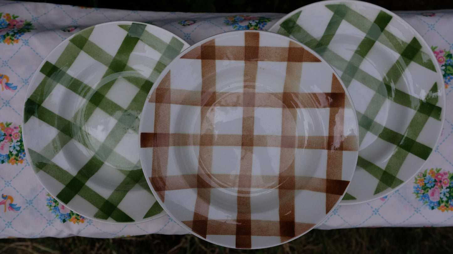 Lot de trois assiettes creuses Moulin des loups vintage motif carreaux