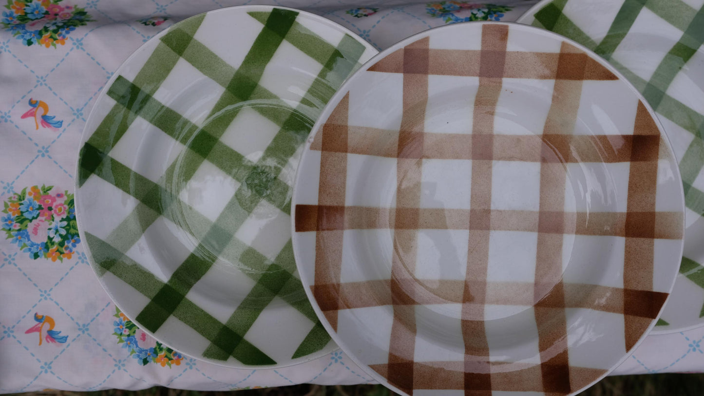 Lot de trois assiettes creuses Moulin des loups vintage motif carreaux