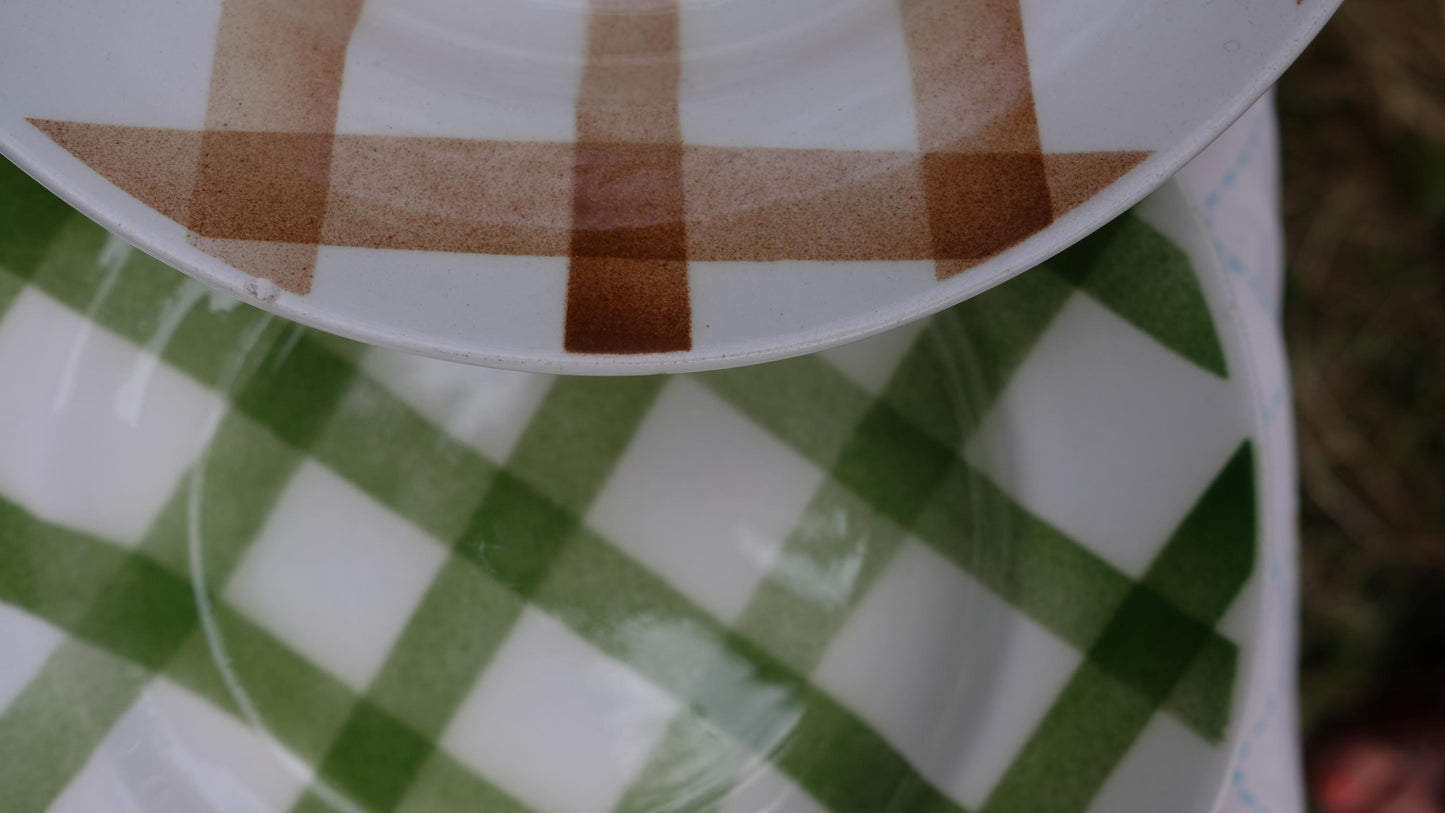 Lot de trois assiettes creuses Moulin des loups vintage motif carreaux
