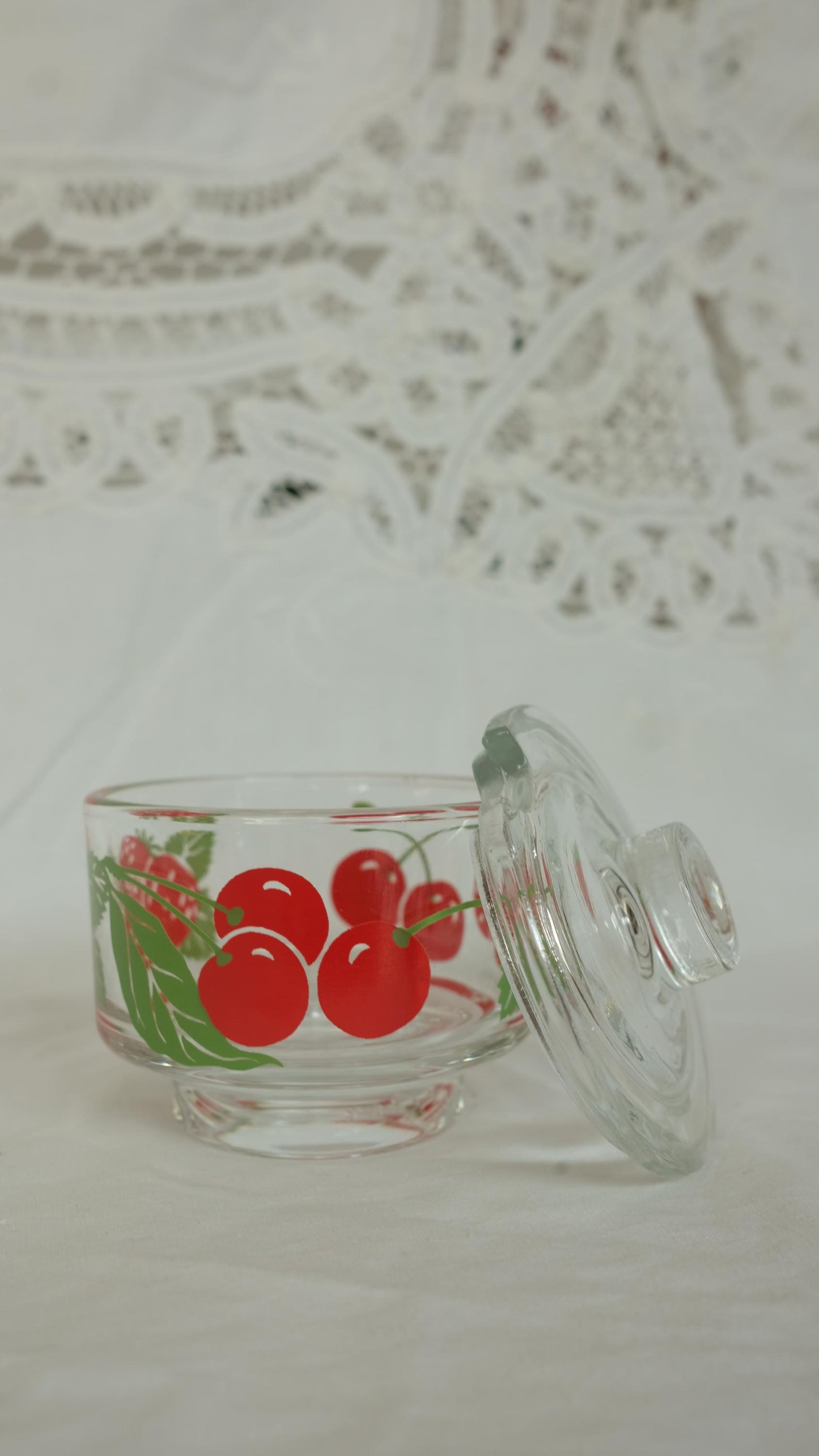 Pot en verre à motifs de fruits rouges