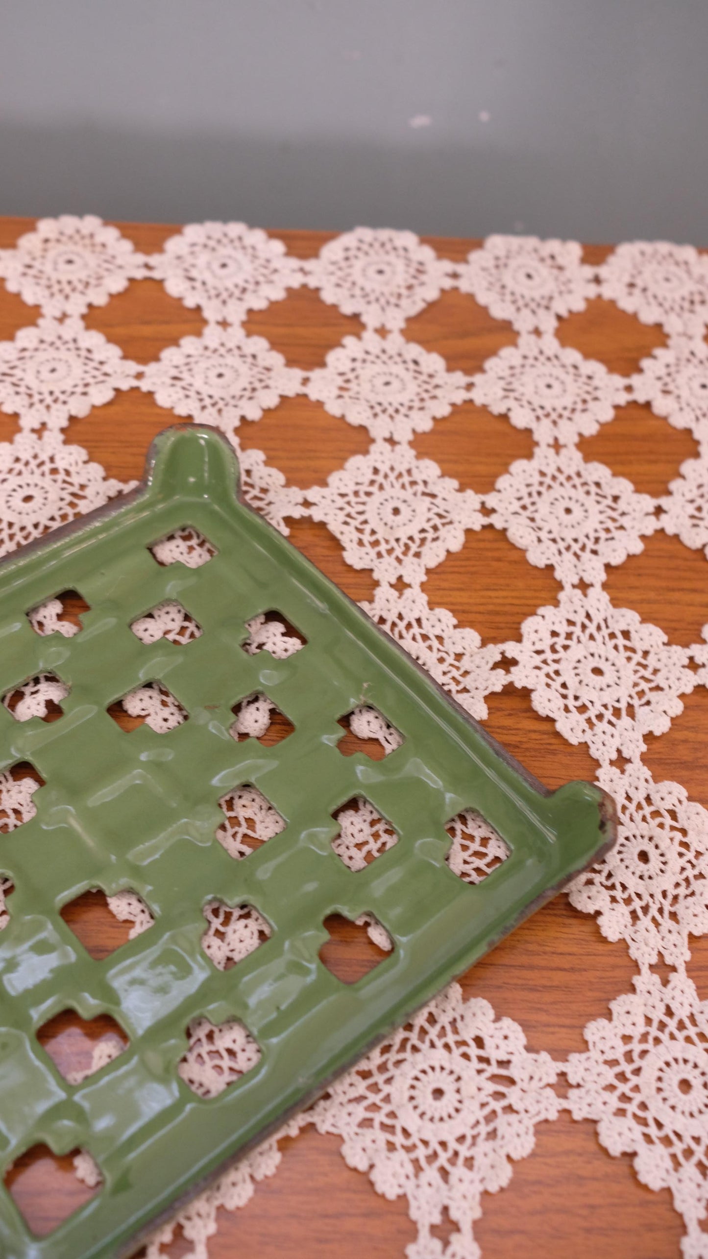 Dessous de plat vintage en fonte émaillée