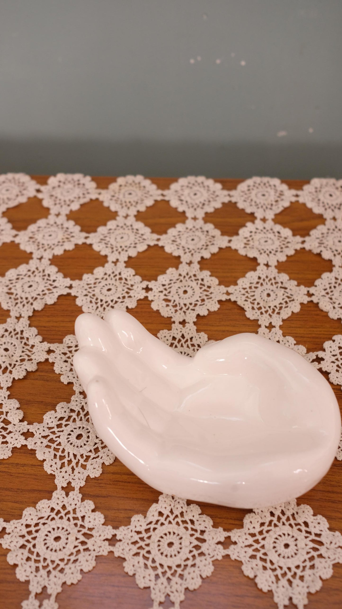 Vide-poches vintage en forme de main en porcelaine