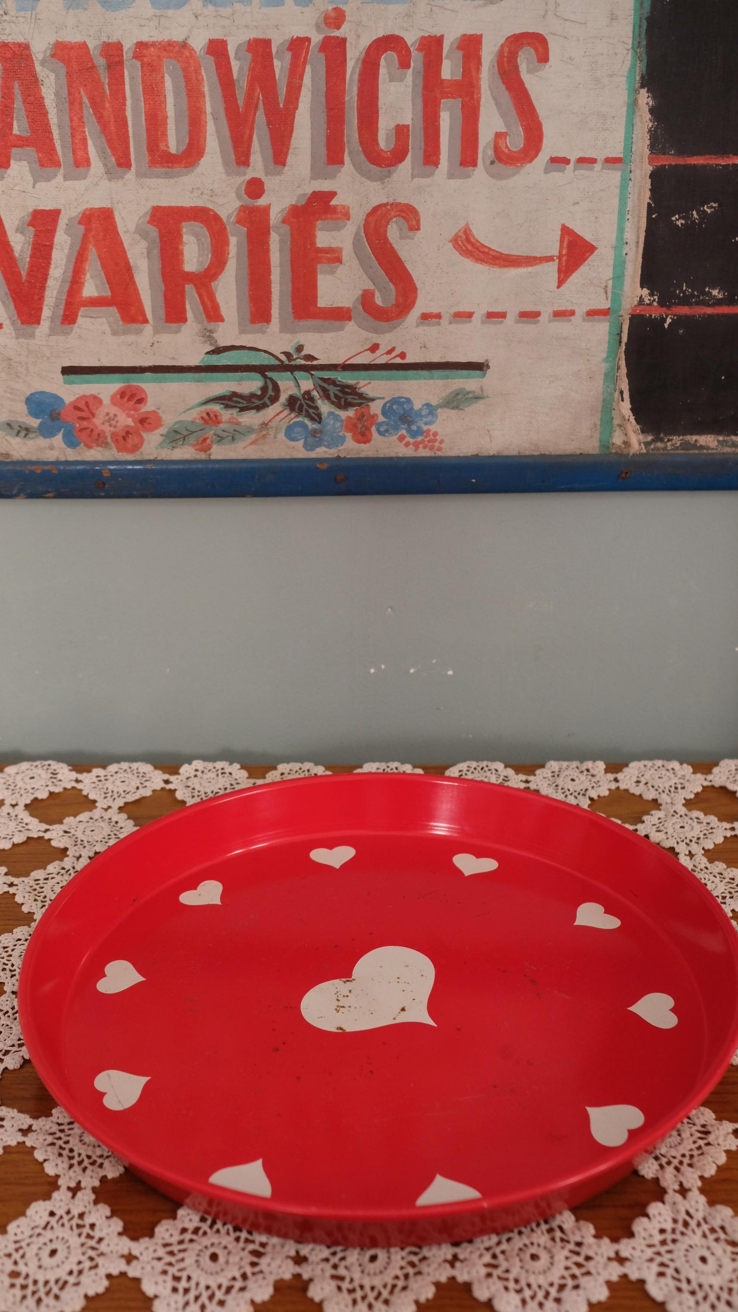 Plateau vintage en métal motif cœurs