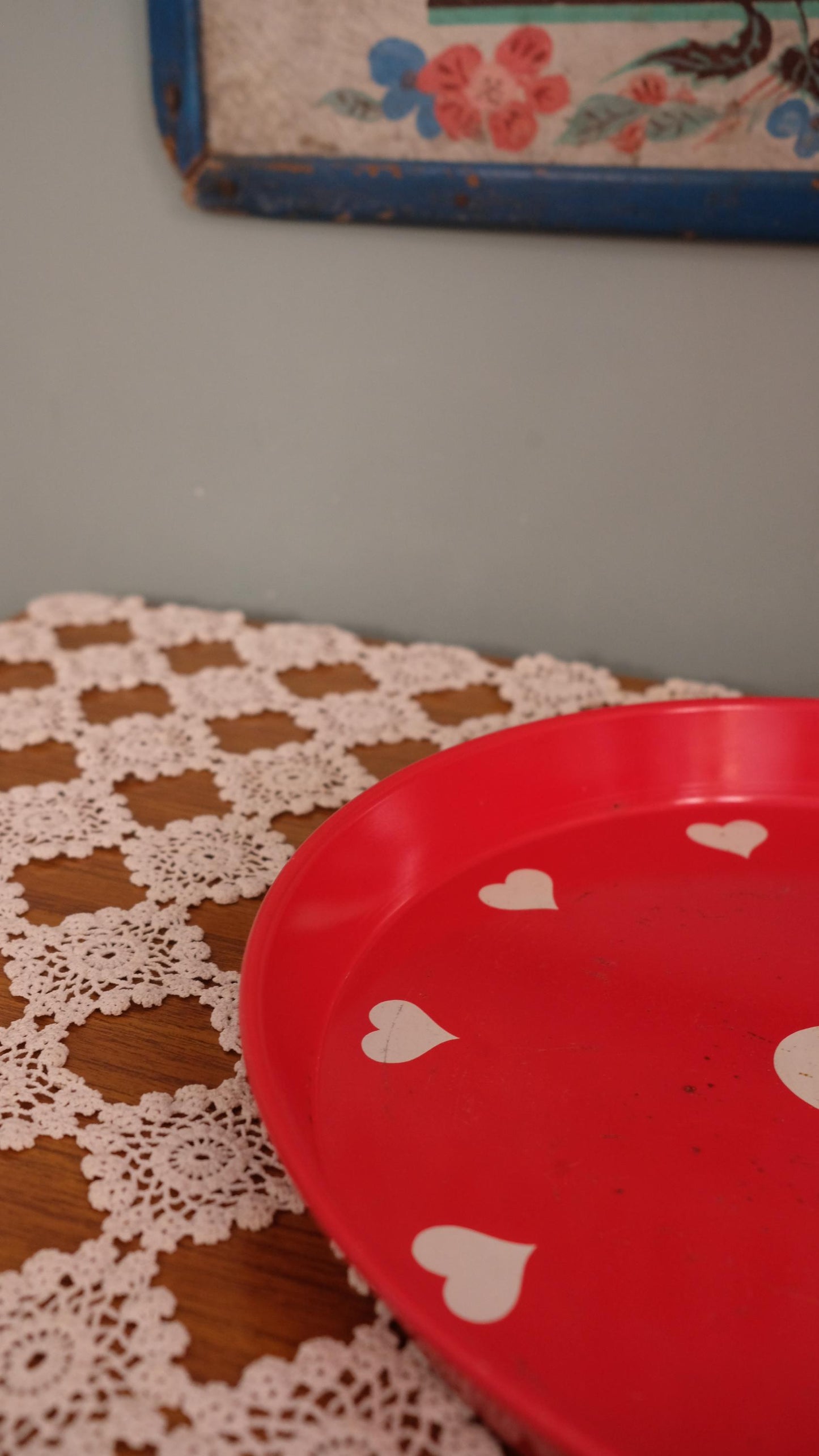 Plateau vintage en métal motif cœurs