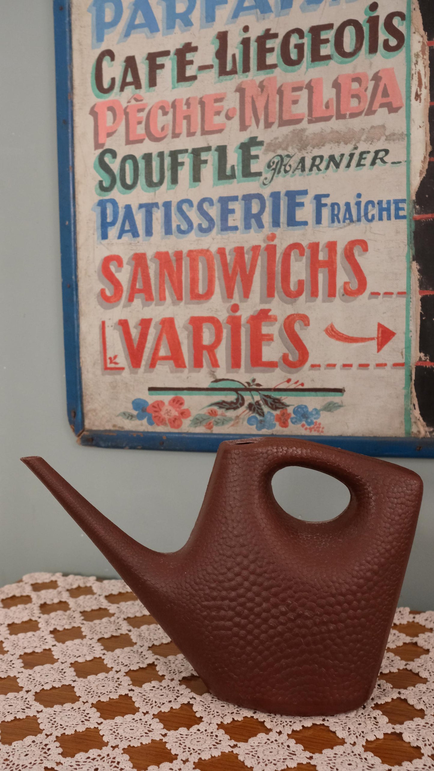 Arrosoir space age vintage en plastique