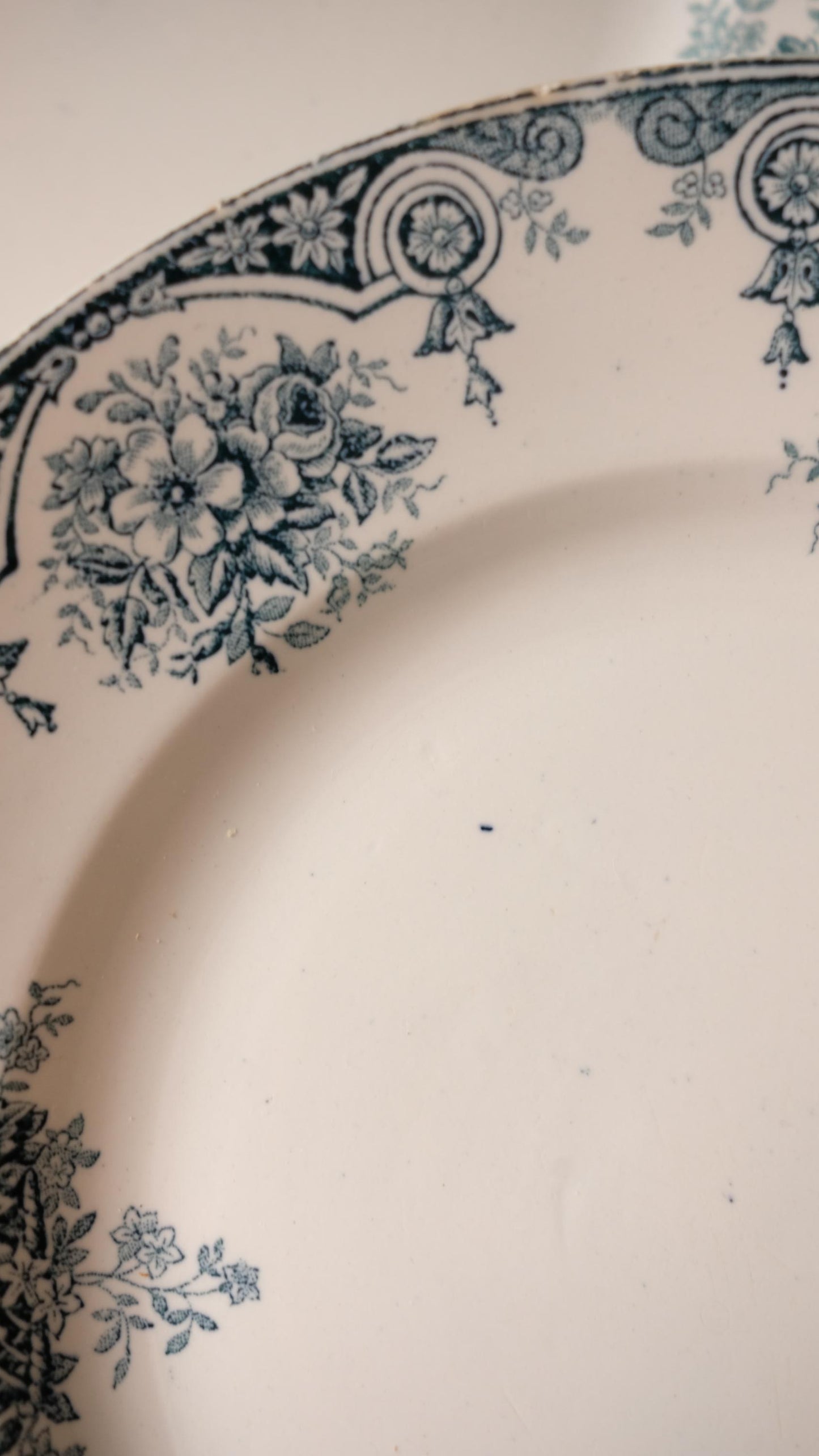 Lot de dix assiettes plates terre de fer l'amandinoise modèle pompadour