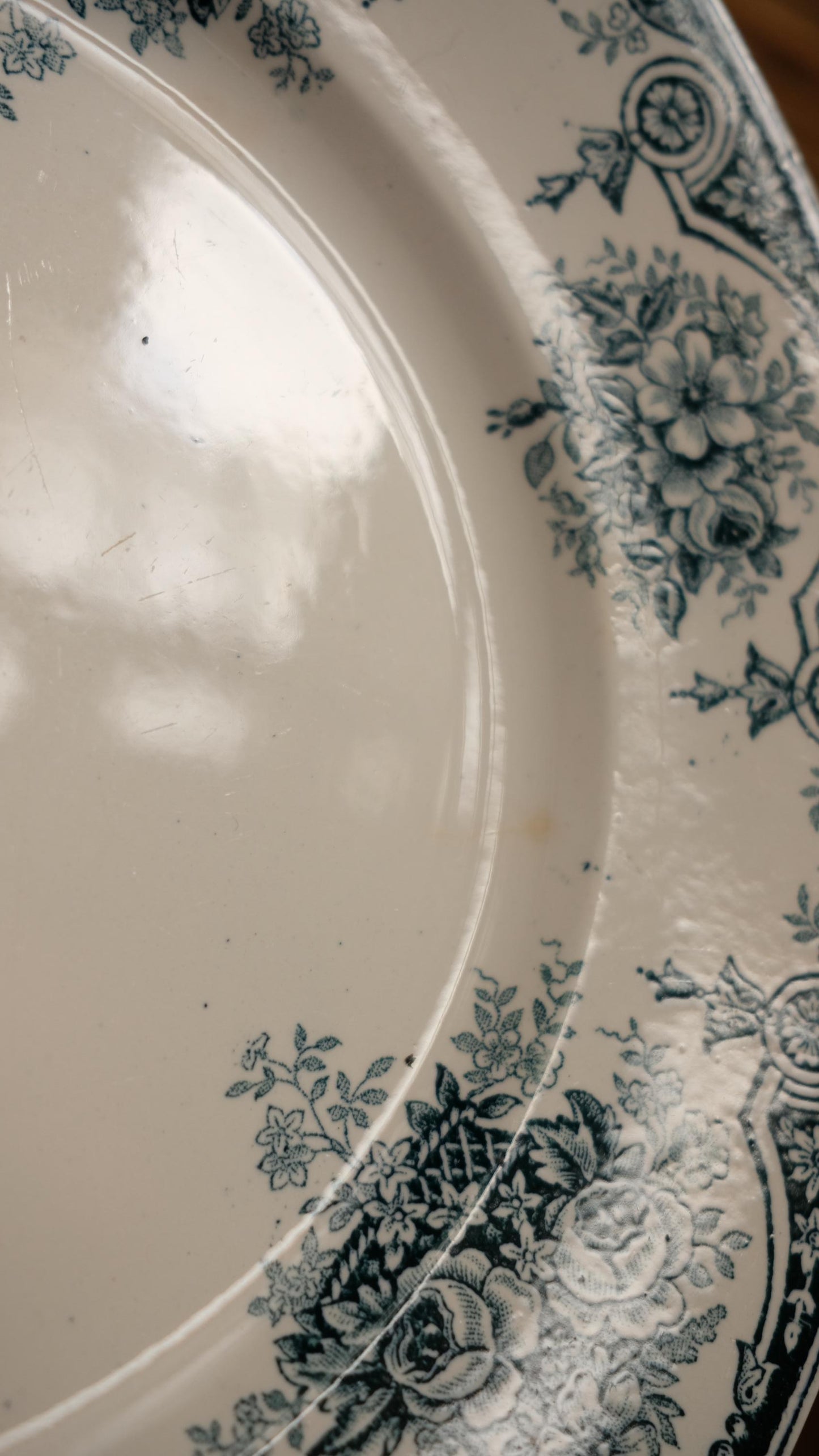 Lot de dix assiettes plates terre de fer l'amandinoise modèle pompadour