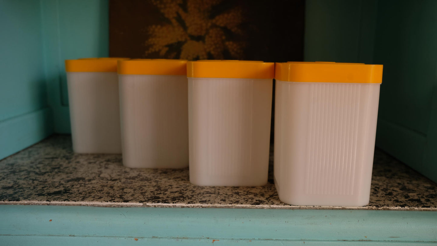 Lot de quatre boîtes de conservation Miflex vintage en plastique