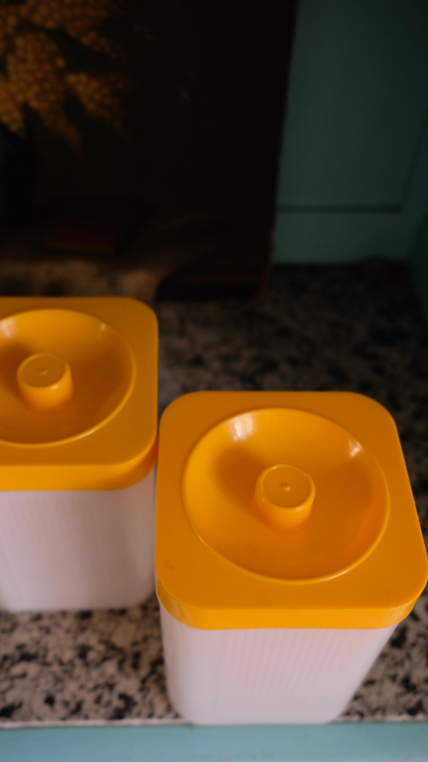 Lot de quatre boîtes de conservation Miflex vintage en plastique