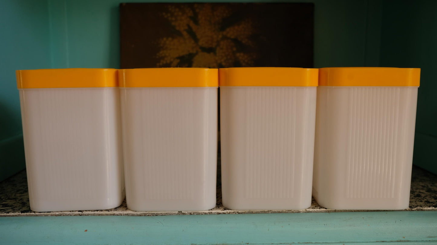 Lot de quatre boîtes de conservation Miflex vintage en plastique