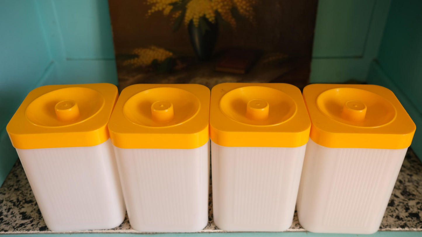 Lot de quatre boîtes de conservation Miflex vintage en plastique