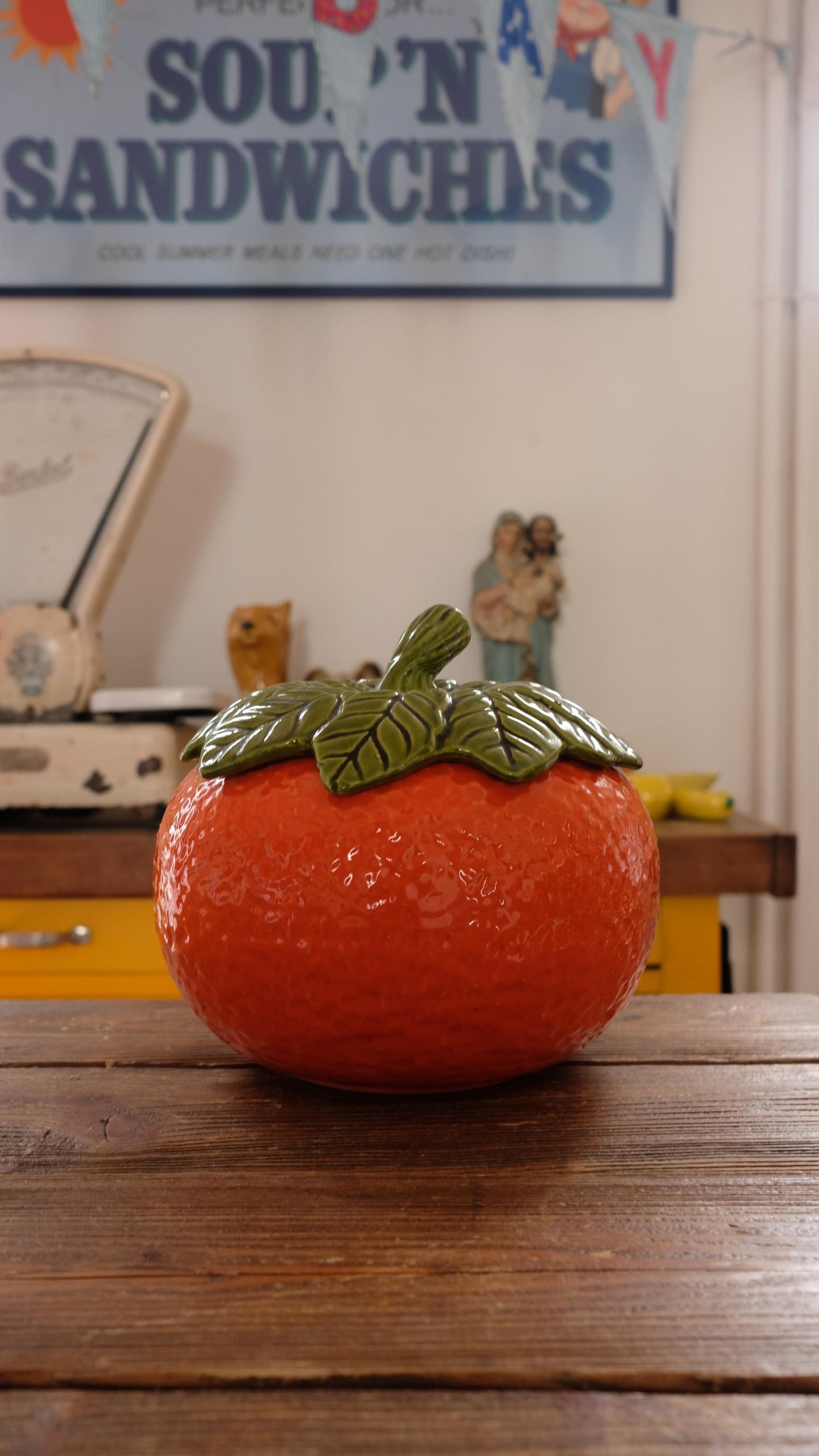 Soupière vintage en barbotine en forme d'orange