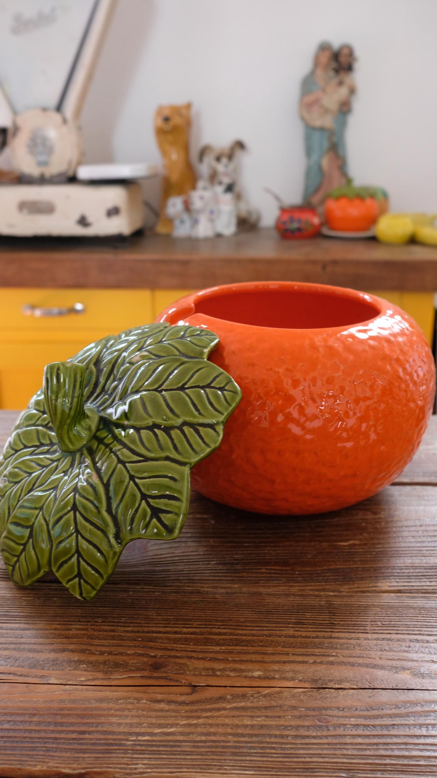 Soupière vintage en barbotine en forme d'orange