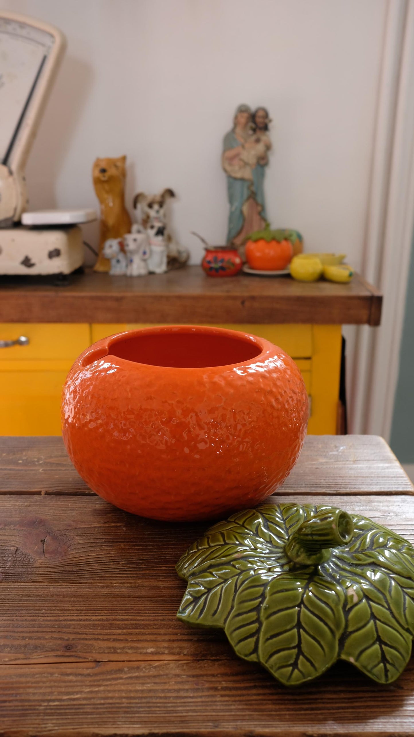 Soupière vintage en barbotine en forme d'orange