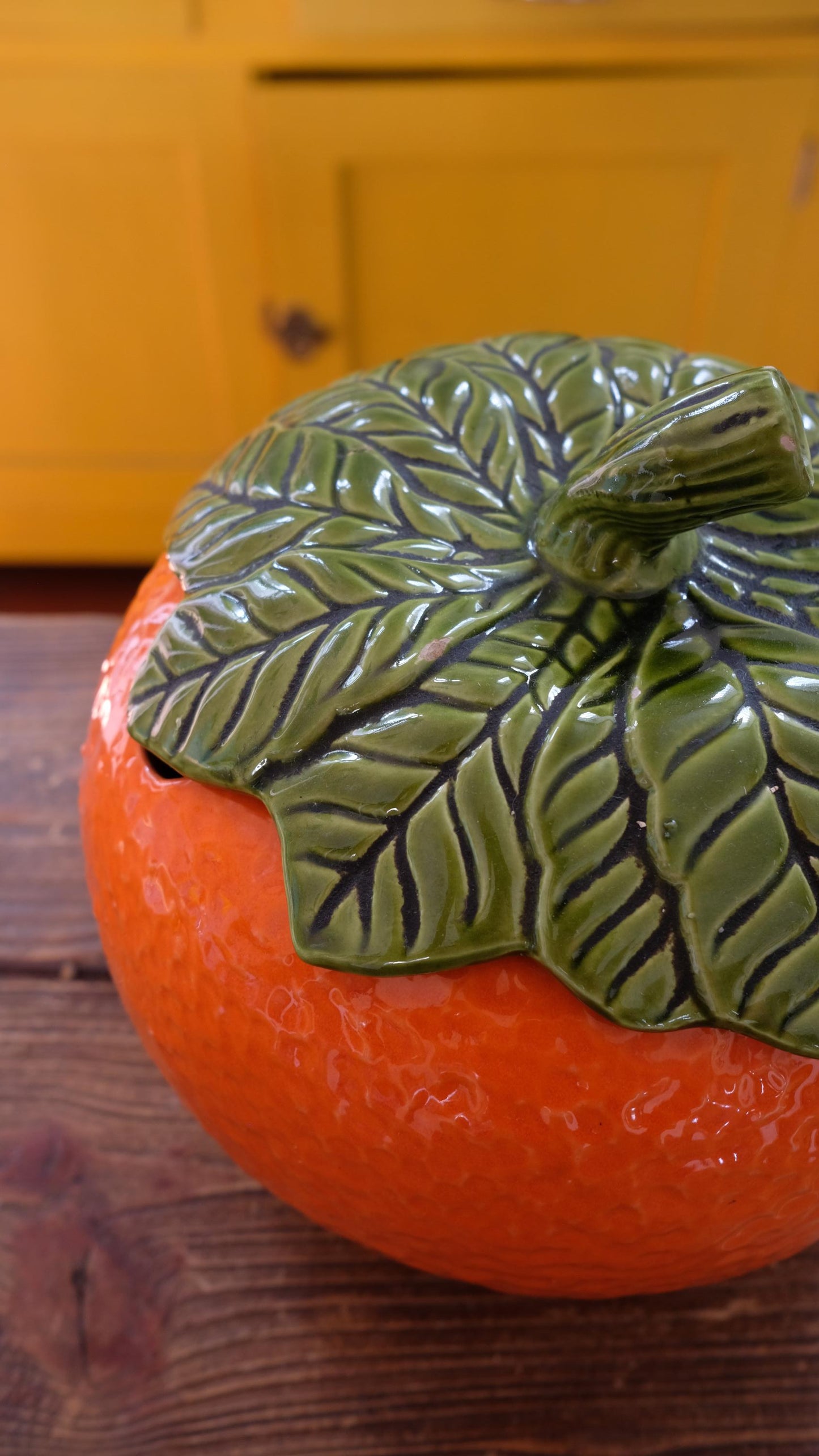 Soupière vintage en barbotine en forme d'orange