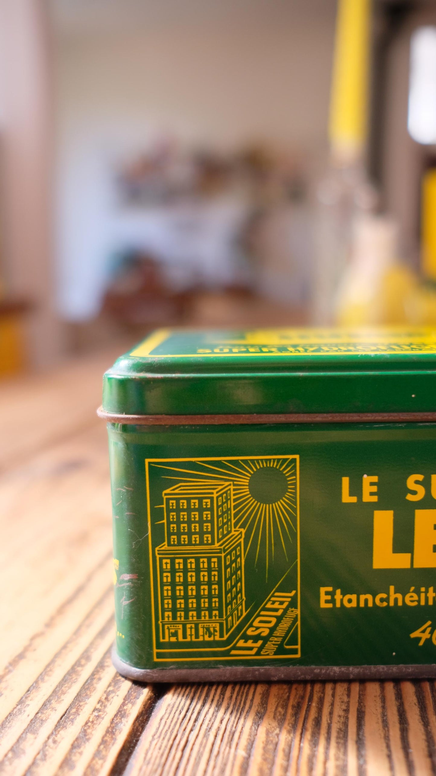Boîte en métal publicitaire "le soleil" vintage
