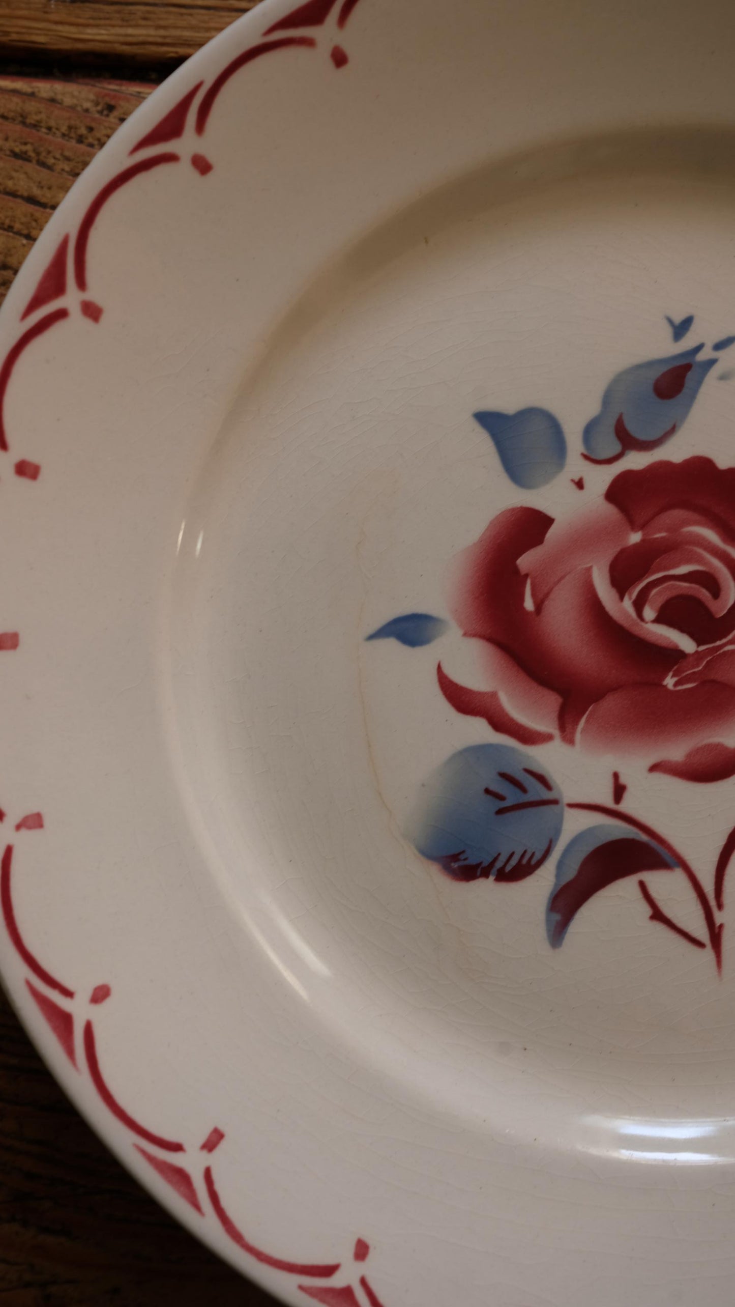 Lot de dix assiettes vintage motif rose