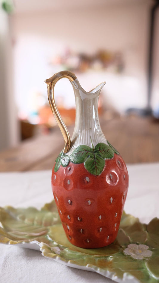 Petit pichet vintage en forme de fraise